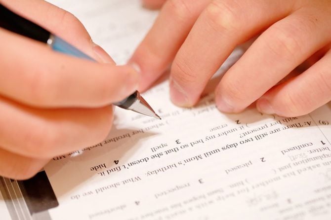 英語の勉強中の子供の手元