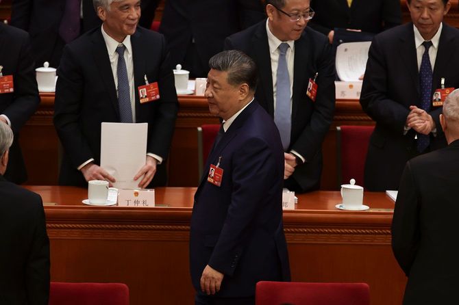 2026年3月9日、中国・北京で開催された第14期全国人民代表大会（全人代）第4期会議の第2回全体会議終了後、会場を後にする習近平国家主席（中央）