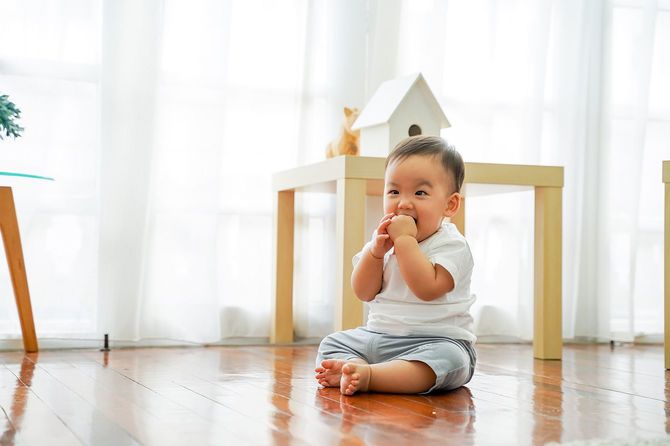 リビングルームに座る幼児