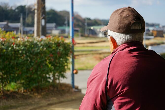 道路にいるおじいさんの背中