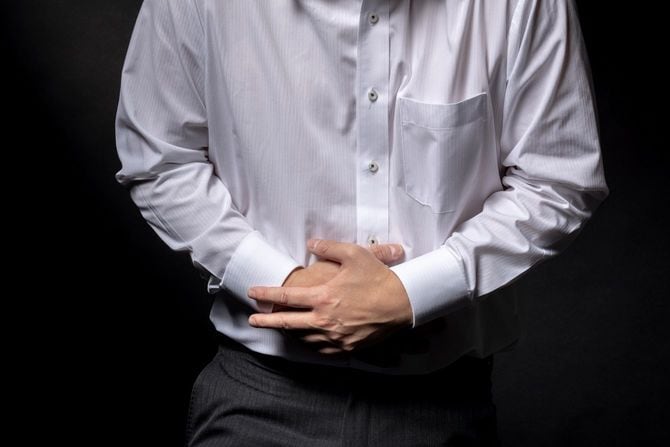 胃の不調に苦しむ男性