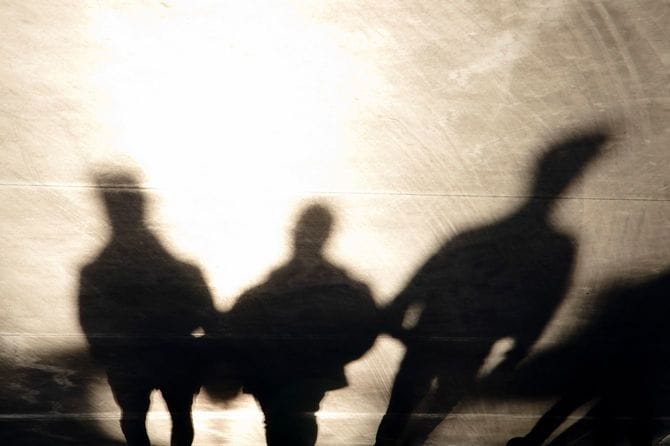 3人の男性のシルエット