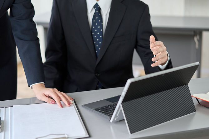 部下に指示するビジネスマン