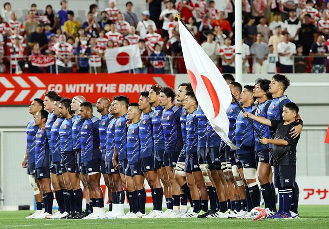 テストマッチ・日本－トンガ。試合前に国歌斉唱するラグビー日本代表の選手＝2023年7月29日、大阪・花園ラグビー場