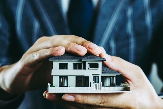 家を手にするイメージ