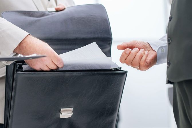 カバンから書類を取り出すビジネスマン