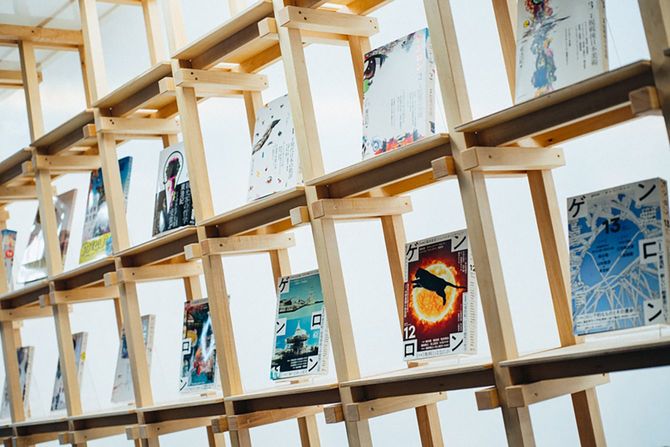 『ゲンロン』が並ぶ書架