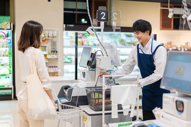 スーパーで食料品を買う女性