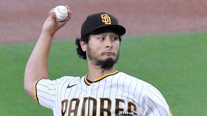 ジャイアンツ戦で力投するパドレス先発のダルビッシュ有投手=2021年4月30日、アメリカ・サンディエゴ