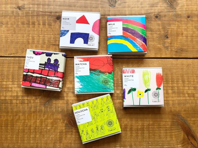 重度障害のあるスタッフたちが描いたアートを使用したカラフルなパッケージが魅力の商品「タブレット」