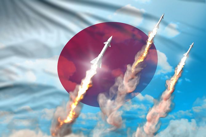 日本国旗とミサイル発射イメージ