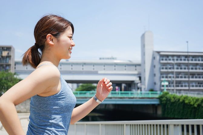 笑顔でジョギングする女性