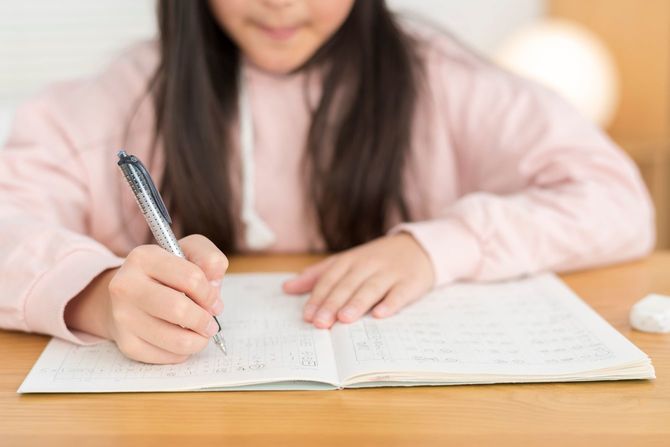 勉強している小学生