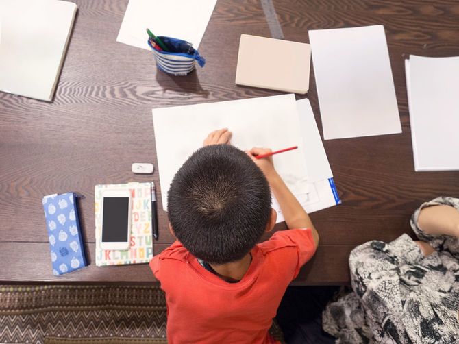 母の男の子と彼らの宿題を手伝って