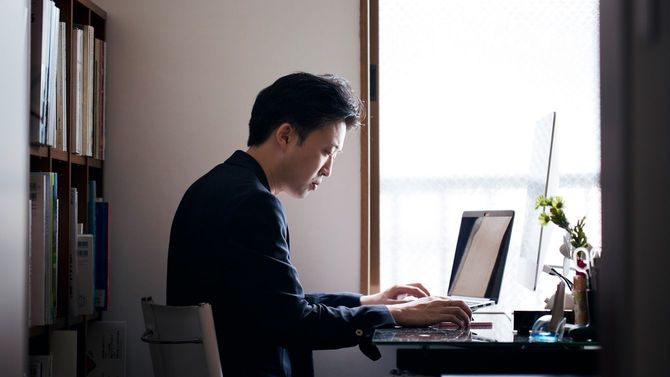自宅勤務する男性