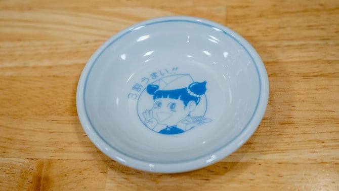 マスコットのランちゃんとキャッチフレーズが描かれた皿