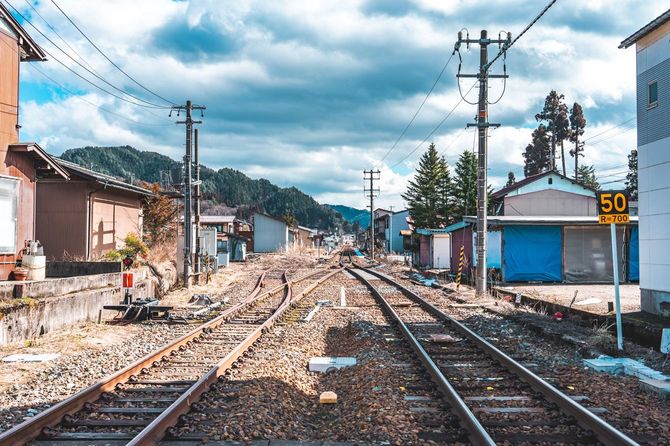 赤褐色の石で舗装された線路
