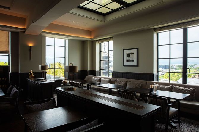 ルーフトップバーに続く4Fのバー。元は天窓のある教室