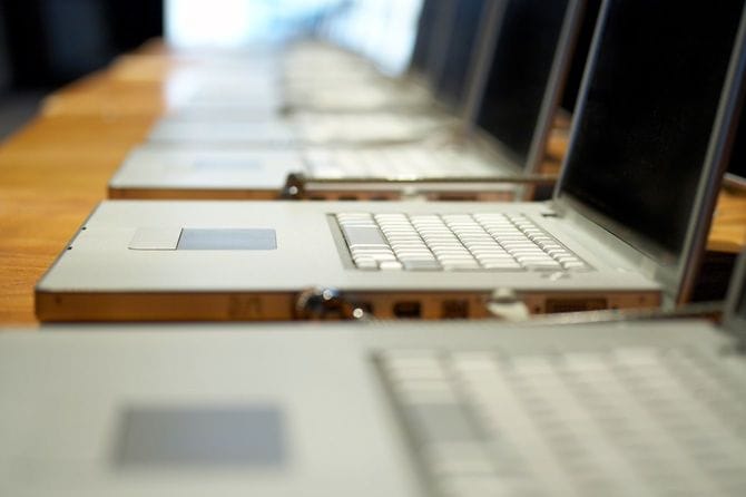 ずらっと並ぶノートパソコン