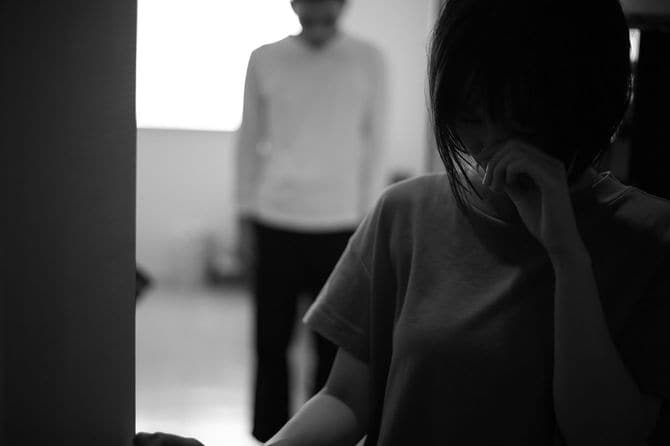 部屋を出る女性