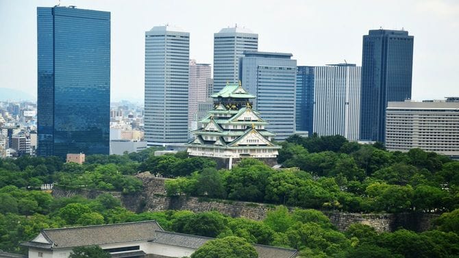 高層ビルが並ぶ大阪の街並みのなかに大阪城