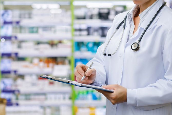 処方箋を書く医者