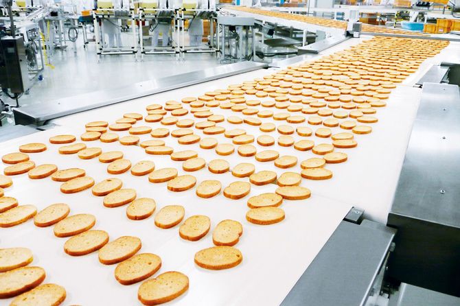 パンの副産物であるラスクは割れやすく、量産に向いていない商品だった。しかし原田夫妻の知恵で円柱型のパンを焼き、サイズが均一になるように改良した