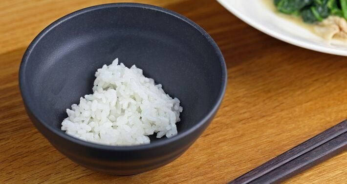 茶碗に入った少量のご飯