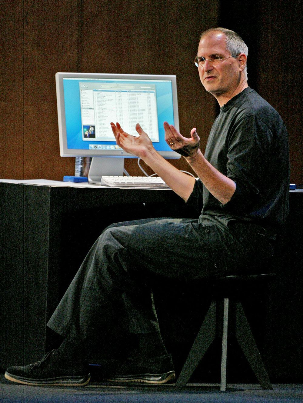 アイチューンズの日本でのサービス開始を発表するアップルコンピュータのスティーブ・ジョブズ最高経営責任者（CEO）＝2005年8月4日、東京・千代田区