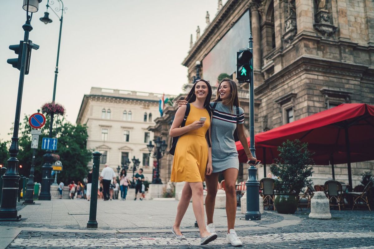 ブダペストの街を歩く若い二人組の女性