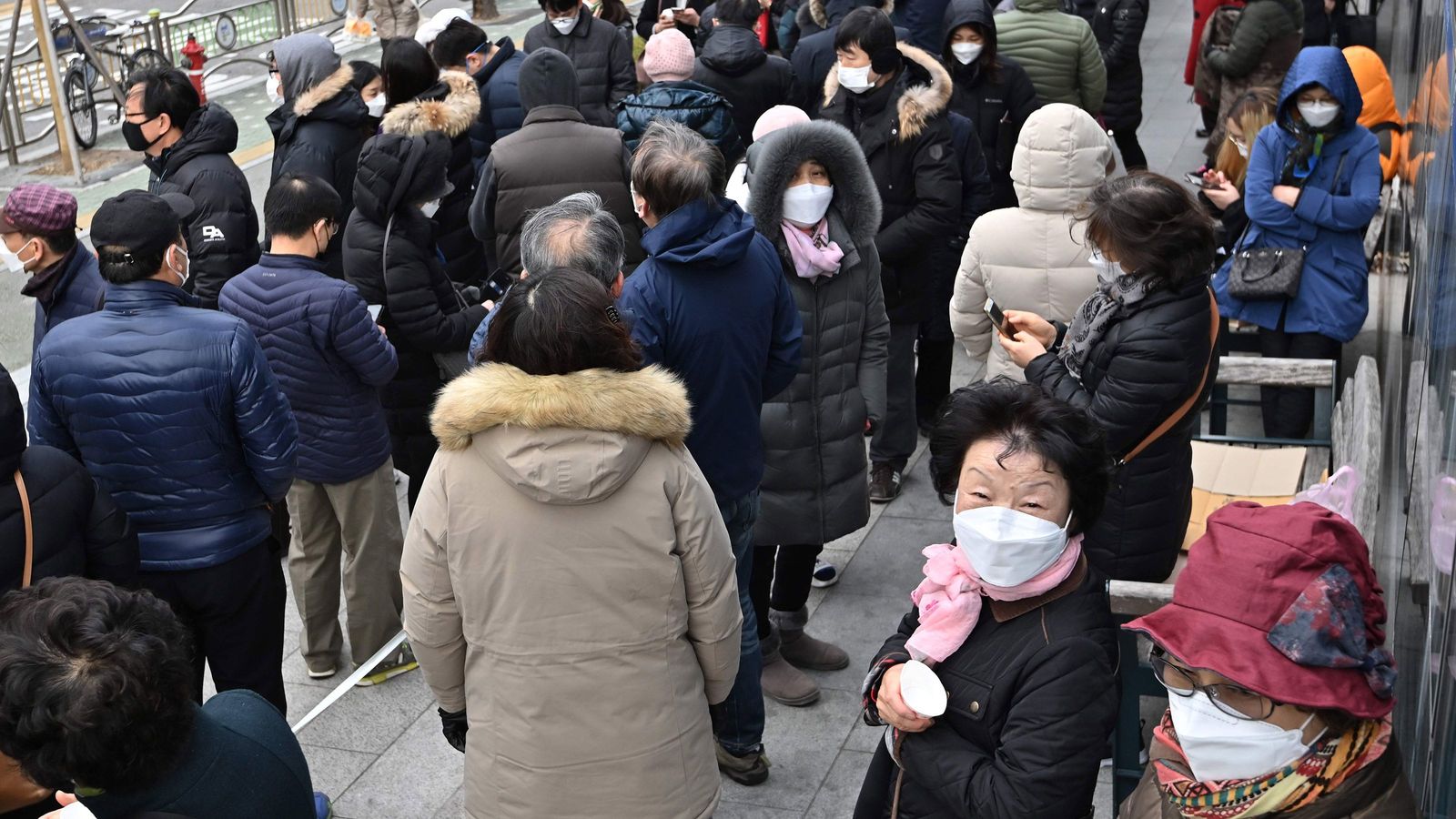 朝から並べる暇人だけがマスクを安く買えるのはおかしい このバカげた行列を終わらせる方法