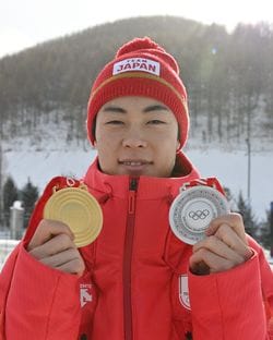 ノルディックスキー・ジャンプ男子個人で金メダルと銀メダルを獲得し、ポーズを取る小林陵侑＝2022年2月15日、中国・張家口