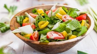 サラダにスプーンひとかけだけ…アルツハイマー型認知症の改善とダイエット効果が期待できる"超優秀食材"