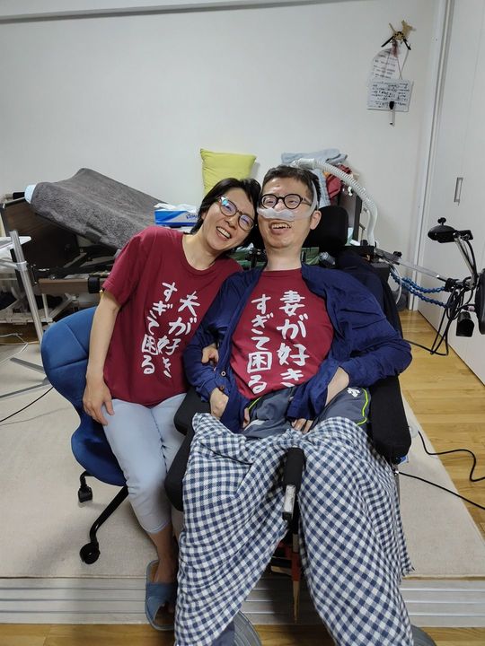 おそろいのTシャツを着る二人