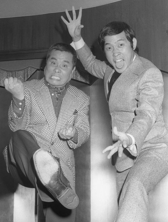 ポーズをとるコント55号の坂上二郎(左)と萩本欽一=1977年12月5日、東京都内のホテル