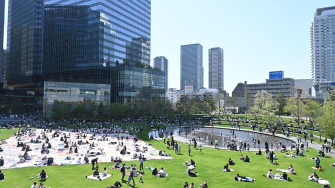 グラングリーンの「うめきた広場」。子連れのファミリーが多い