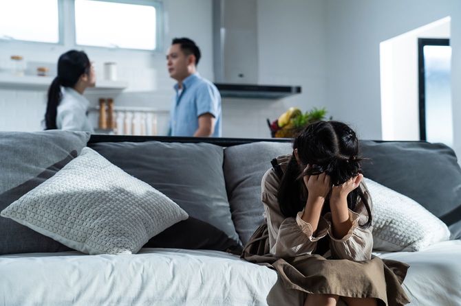 顔や目を手で覆う子供