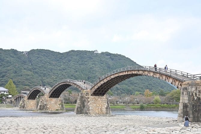 現在の錦帯橋。右奥にうっすらと見えるのが岩国城。