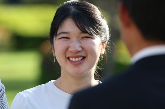 静養で御料牧場に到着し、出迎えを受けられる天皇、皇后両陛下の長女愛子さま＝2024年5月2日、栃木県高根沢町［代表撮影］