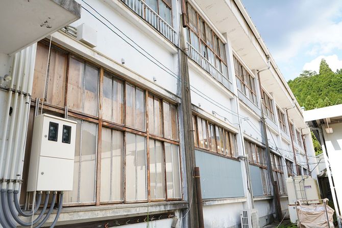 廃校になった小学校の外観。ここでフグの養殖が行われている。