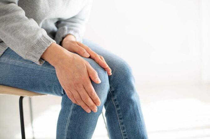 膝の痛みに苦しむ中年日本人女性