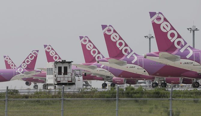 駐機する格安航空会社(LCC)ピーチ・アビエーションの機体の尾翼=2020年6月5日、関西国際空港