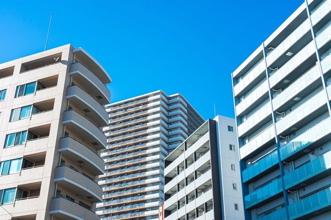 東京の住宅街にある高層マンション