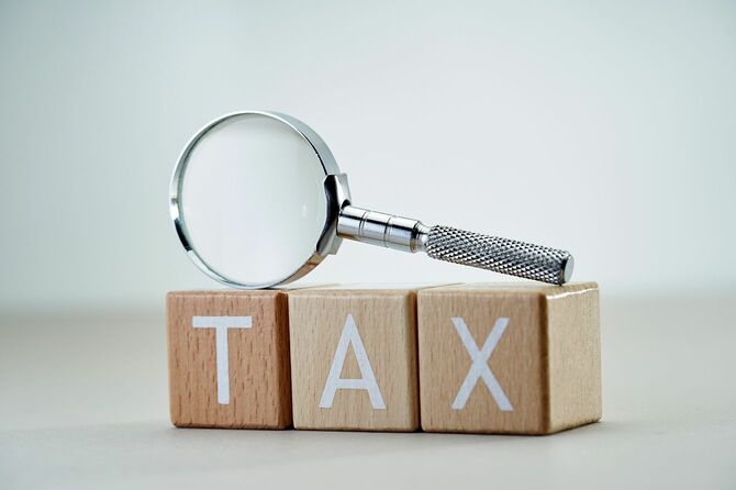 TAXの木製ブロックと虫眼鏡