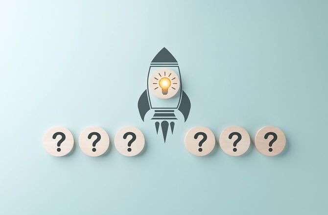 クエスチョンマークが描かれた木製のブロックと、中央に光る電球が描かれたロケットのアイコン