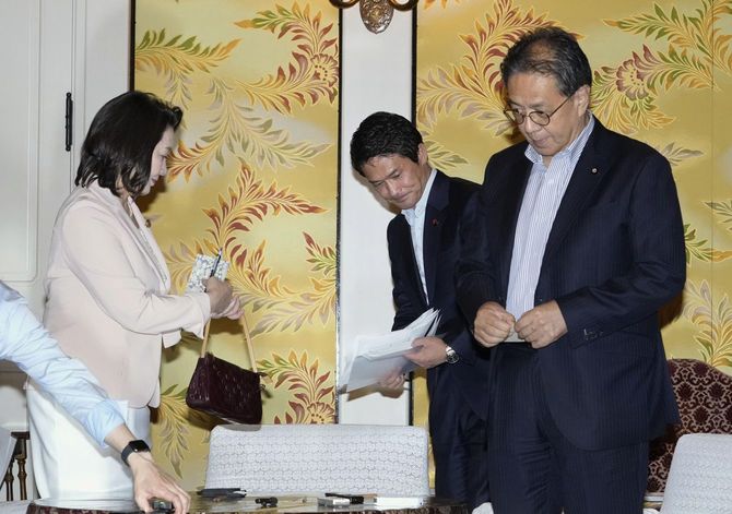 2026年8月31日、党首会談後に行われた記者団への取材対応を終え、席を立つ(左から)公明党の竹谷代表、中道改革連合の小川代表、立憲民主党の水岡代表=国会