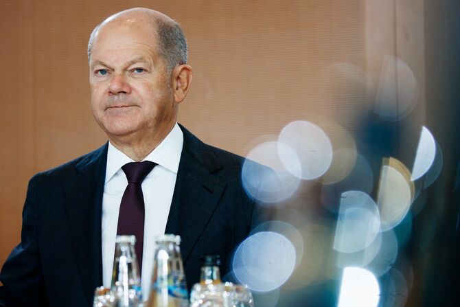 首相官邸で開かれた閣議に出席するドイツのオラフ・ショルツ首相=2024年9月25日、ベルリン