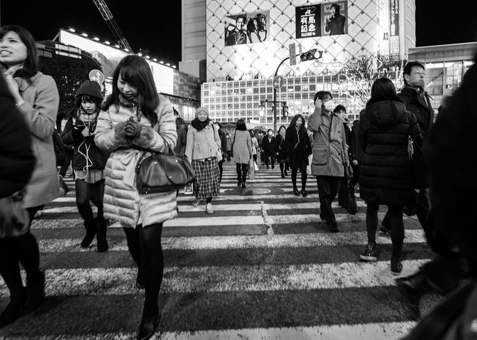 渋谷の交差点を歩く人々
