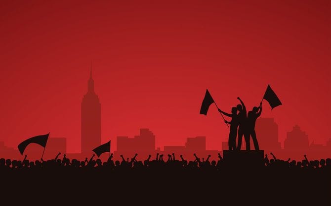 都市で抗議する群衆と旗を振る人たちのシルエット