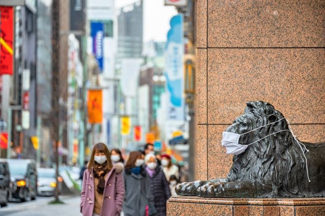 マスクを着用したライオン像